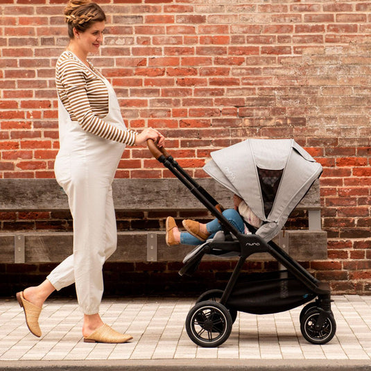 Coche estilo paseador TRIV™ next para bebé, con espaldar ajustable, arnés de seguridad de 5 puntos, barra de empuje ajustable y detalles en cuero ecológico - Nuna