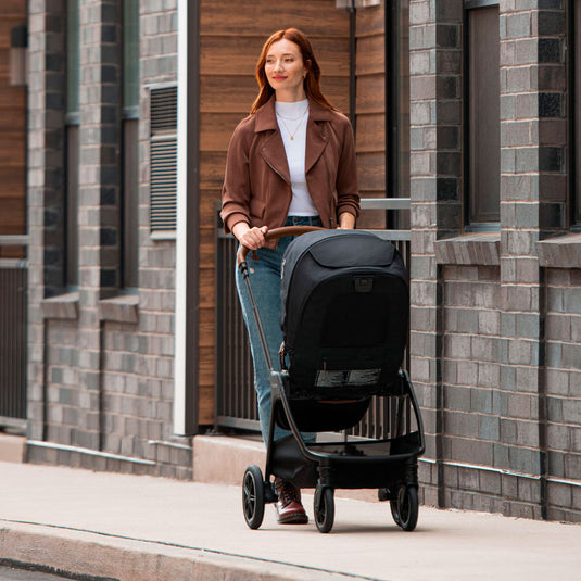 Coche estilo paseador TRIV™ next para bebé, con espaldar ajustable, arnés de seguridad de 5 puntos, barra de empuje ajustable y detalles en cuero ecológico - Nuna