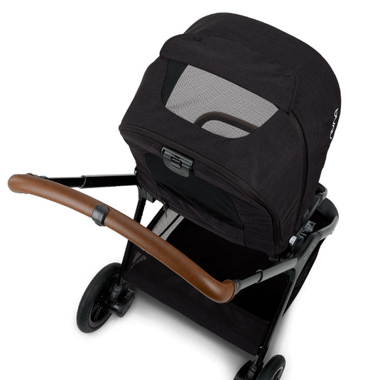 Coche estilo paseador TRIV™ next para bebé, con espaldar ajustable, arnés de seguridad de 5 puntos, barra de empuje ajustable y detalles en cuero ecológico - Nuna