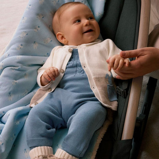 Conjunto 3 piezas con Overall tejido para recién nacido, tipo cárdigan de manga larga, cuello redondo, cierre con botones a presión en la entrepierna para facilitar la puesta- Mayoral