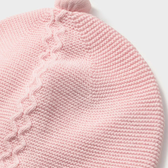 Conjunto tejido rosa con gorrito para recién nacida, buzo de manga larga, cierre con botones en la espalda para facilitar la puesta, bolsillos funcionales en la parte delantera, pantalón con pies tipo polaina, cinturilla elástica - Mayoral