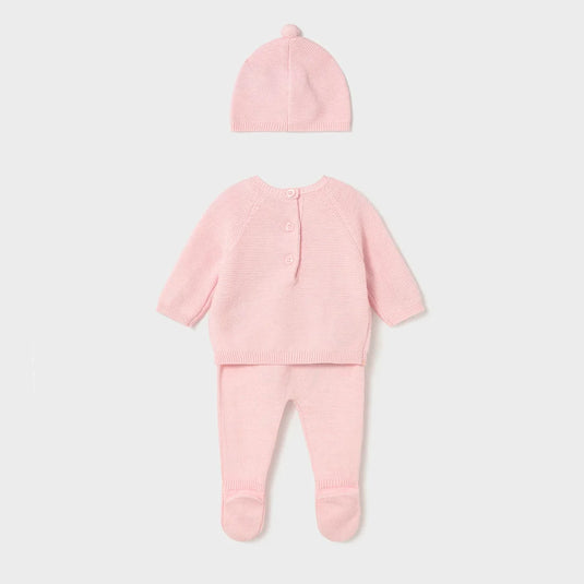 Conjunto tejido rosa con gorrito para recién nacida, buzo de manga larga, cierre con botones en la espalda para facilitar la puesta, bolsillos funcionales en la parte delantera, pantalón con pies tipo polaina, cinturilla elástica - Mayoral