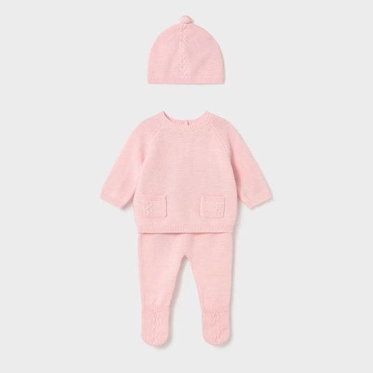 Conjunto tejido rosa con gorrito para recién nacida, buzo de manga larga, cierre con botones en la espalda para facilitar la puesta, bolsillos funcionales en la parte delantera, pantalón con pies tipo polaina, cinturilla elástica - Mayoral