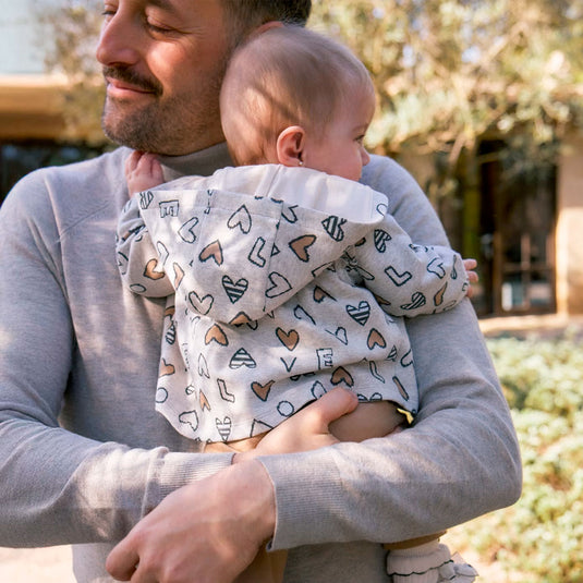 Conjunto 3pz de corazones y muñequitas para bebé, cuello con capucha, cierre central delantero con cremallera, camiseta de manga larga para recién nacida, cinturilla elástica - Mayoral