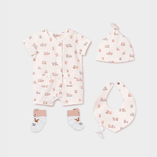 Conjunto de 4pz pijama, babero, gorro y medias a juego para bebé, pijama de manga corta, babero con diseño estampado, cuello cruzado y abertura lateral con botones a presión, con gorro y par de medias a juego - Mayoral