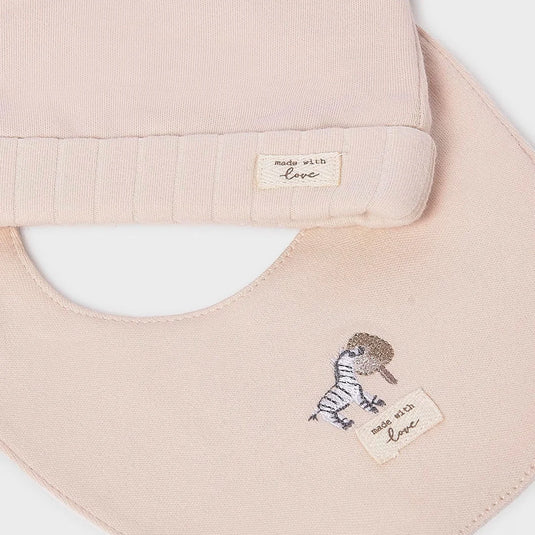 Conjunto 3pz "Arbolitos" con gorro y babero para recién nacido, pijama de manga larga, cuello cruzado y abertura lateral completa que cierra con botones, botones a presión en la entrepierna para facilitar la puesto, gorro y babero a juego - Mayoral