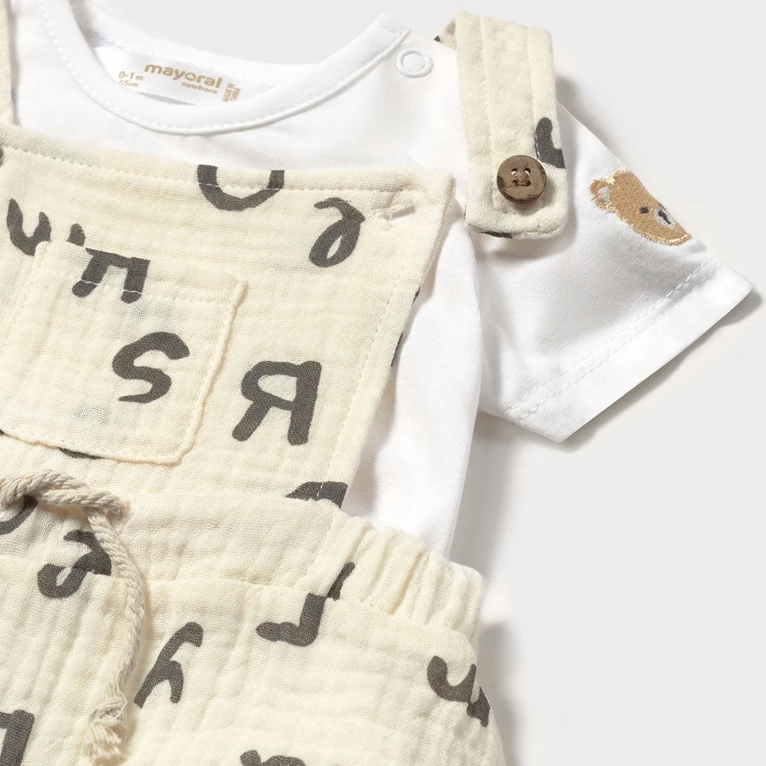 Conjunto Overall estampado letras y camiseta blanca, set de 2pz con colores a juego, hecho en tela ligera y transpirable - Mayoral