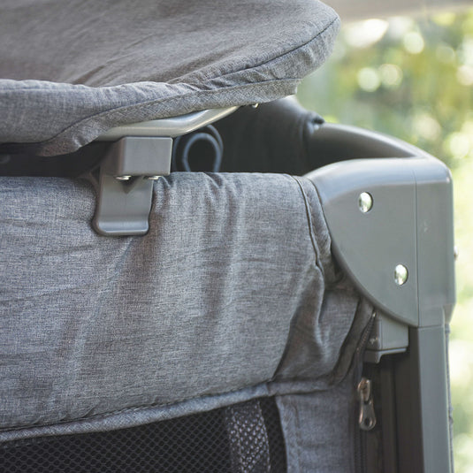 Corral colecho con mosquitero y cambiador, con sistema de plegado, mallas laterales, cambiador ajustable a la estructura, con móvil de peluches - Kidilo