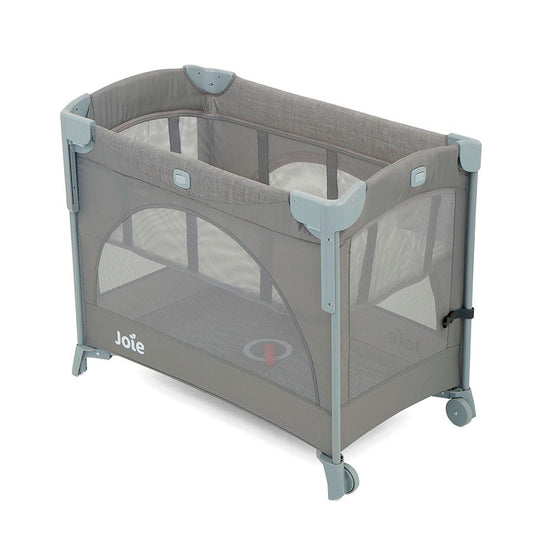 Corral colecho Kubbie Gris dos niveles, con abatible lateral para usarla como colecho, sistema de plegado, con laterales en malla, cierre para ingreso en corral - Joie