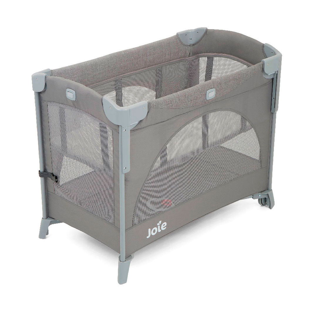 Corral colecho Kubbie Gris dos niveles, con abatible lateral para usarla como colecho, sistema de plegado, con laterales en malla, cierre para ingreso en corral - Joie