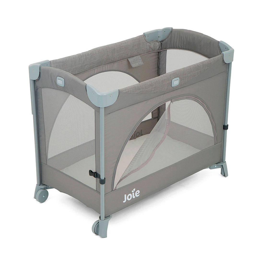 Corral colecho Kubbie Gris dos niveles, con abatible lateral para usarla como colecho, sistema de plegado, con laterales en malla, cierre para ingreso en corral - Joie
