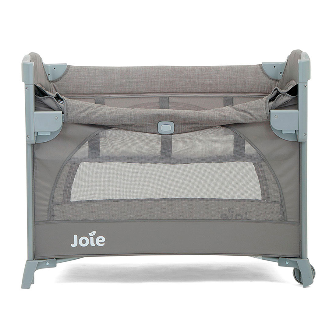 Corral colecho Kubbie Gris dos niveles, con abatible lateral para usarla como colecho, sistema de plegado, con laterales en malla, cierre para ingreso en corral - Joie