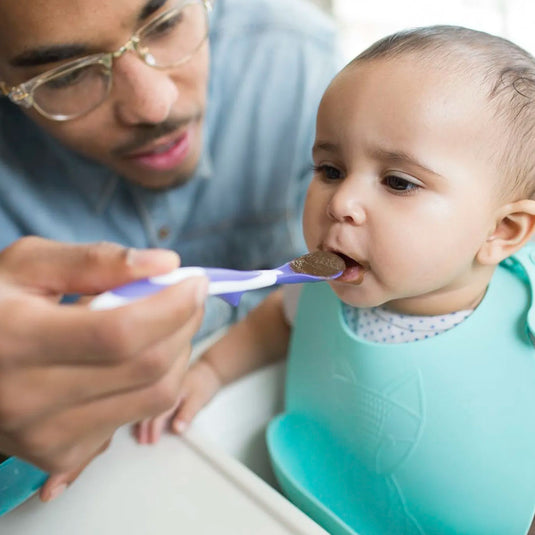 Set x4 cucharas de punta de silicona suave multicolor, flexible y poco profunda, hecha en material de calidad 100% libre de BPA, mango largo, fácil de limpiar - Dr Brown's