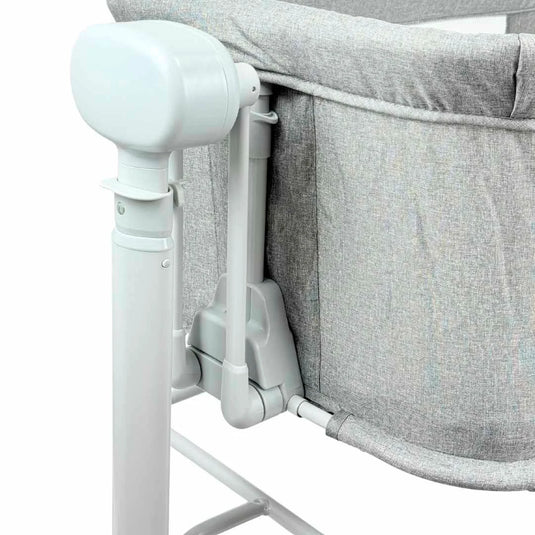 Cuna colecho eléctrica Delta con altura ajustable, función de vibración, melodías de cuna, laterales en malla para mejor visibilidad, ruedas con freno de bloqueo, diseño moderno con mosquitero - Maxibaby