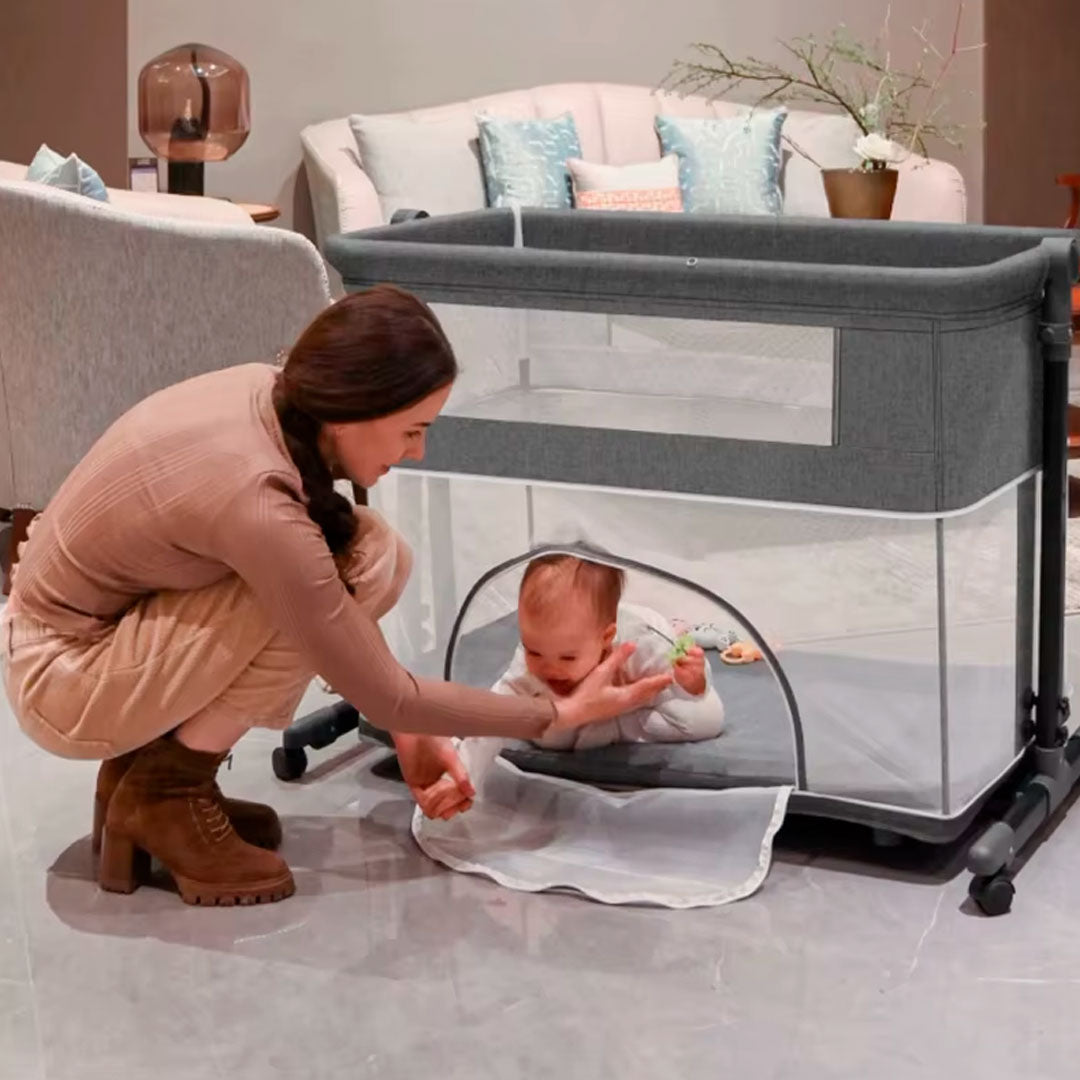 Cuna colecho de 2 niveles y altura ajustable, multifuncional como corral, con sistema plegable, capota con mosquitero, laterales en malla, ruedas para facilitar su movimiento