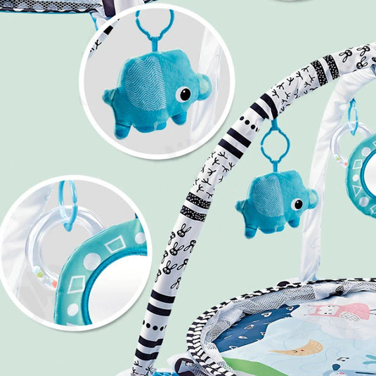 Gimnasio 2 en 1 corral y tapete de juego con sonajeros, diseño unisex en color blanco, decorado con diseño de animalitos y patrones, hecho en material antialérgico y suave al tacto, juguetes colgantes para estimulación de agarre