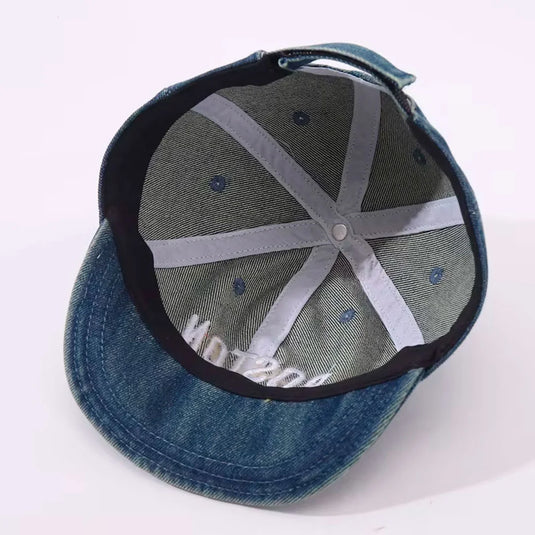 Gorra Boston 1630 estilo denim para bebé, con visera para el sol, detalle bordado de Boston, con correa trasera ajustable, diseño casual ideal para el día a día