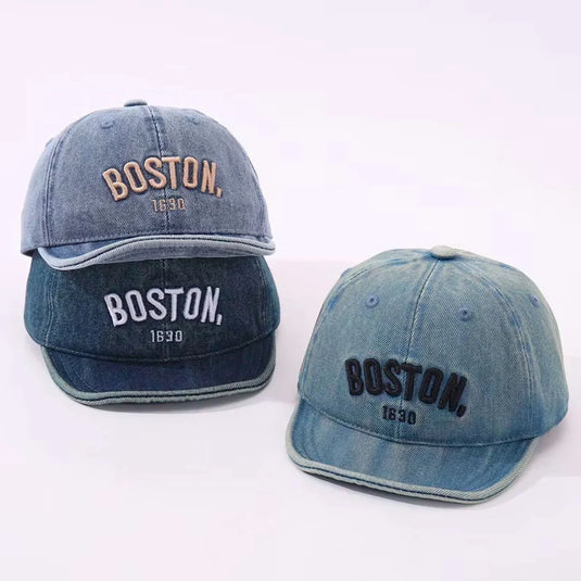 Gorra Boston 1630 estilo denim para bebé, con visera para el sol, detalle bordado de Boston, con correa trasera ajustable, diseño casual ideal para el día a día