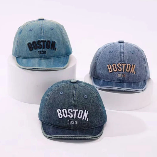 Gorra Boston 1630 estilo denim para bebé, con visera para el sol, detalle bordado de Boston, con correa trasera ajustable, diseño casual ideal para el día a día