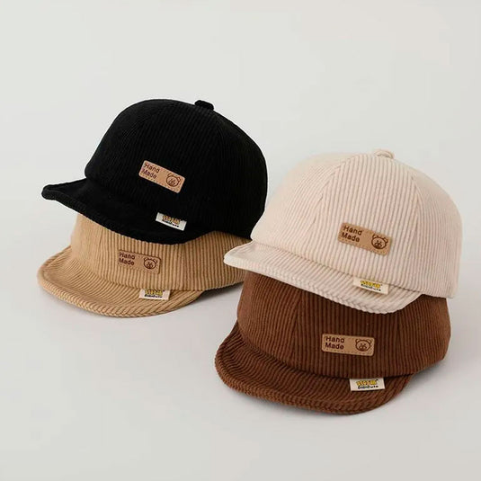 Gorra estilo tejida Hand Made Osito para bebé, con tira ajustable, hecha en material suave y resistente, colores neutros, ligera para tu bebé y fácil de transportar