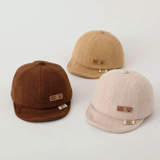 Gorra estilo tejida Hand Made Osito para bebé, con tira ajustable, hecha en material suave y resistente, colores neutros, ligera para tu bebé y fácil de transportar