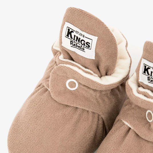 Zapatitos Gamuza Gripper Café para bebé - Kings & Rebels