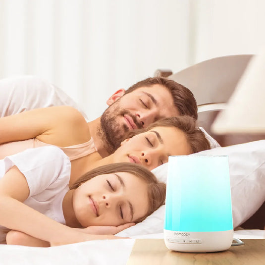 Máquina de ruido blanco y luz nocturna para bebé, 34 sonidos relajantes, 7 colores de luz, temporizador y control remoto por app, entrenador de sueño - Momcozy