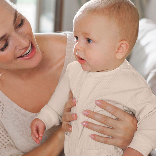 Pijama mameluco manga larga con diseño osito, ajuste por botones, con dos bolsillos, resorte de ajuste en manos y tobillos, hecha en tela cálida hipoalergénica - Mayoral