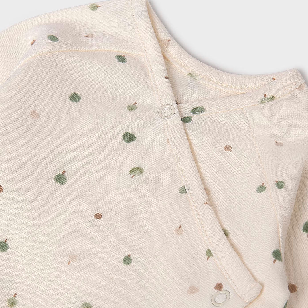 Pijama manga larga diseño arbolitos con gorro y babero, cuello cruzado y abertura lateral completa que cierra con botones a presión, botones a presión en la entrepierna para facilitar la puesta de la prenda, tejido 100% algodón, diseño estampado - Mayoral