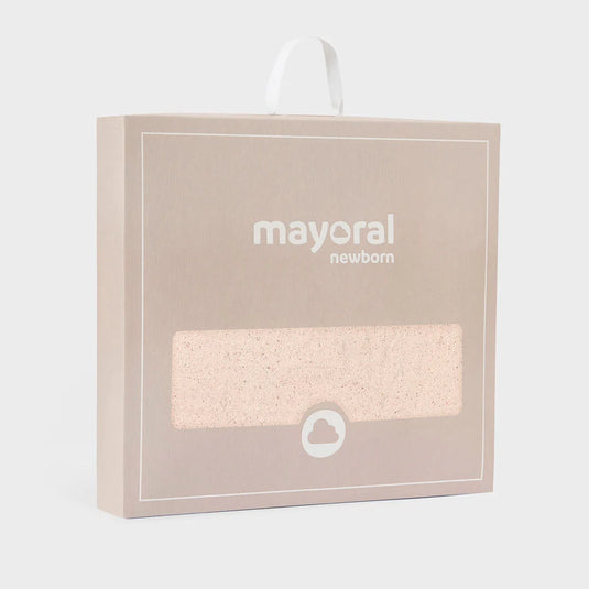 Manta tejida con borde con diseño bordado para bebé, diseño envolvente en punto suave que ofrece confort al bebé en sus momentos de descanso, de medidas de 90 cm de largo x 90 cm de ancho - Mayoral
