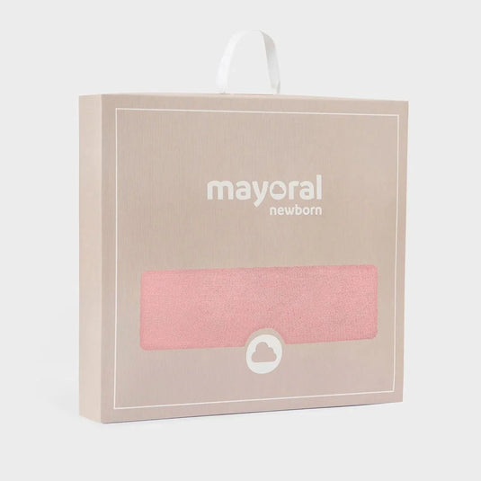 Manta tejida con borde con diseño bordado para bebé, diseño envolvente en punto suave que ofrece confort al bebé en sus momentos de descanso, de medidas de 90 cm de largo x 90 cm de ancho - Mayoral - Cocco Semana 2026