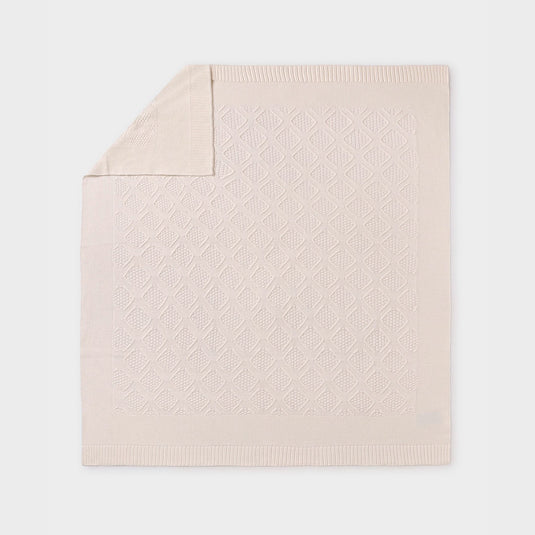 Manta tejida con diseño bordado 100% en algodón, diseño envolvente en punto suave que ofrece confort al bebé en sus momentos de descanso, material suave e hipoalergénico, delicado al contacto con la piel  - Mayoral