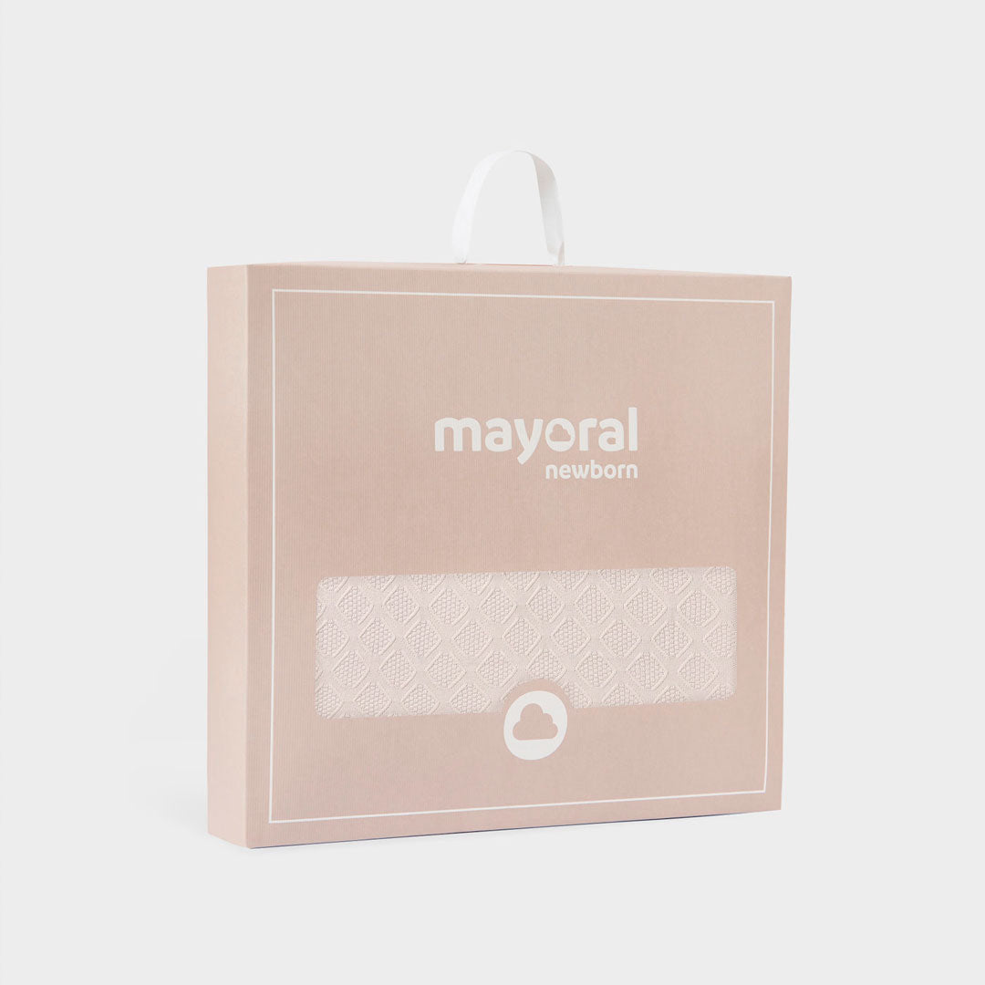 Manta tejida con diseño bordado 100% en algodón, diseño envolvente en punto suave que ofrece confort al bebé en sus momentos de descanso, material suave e hipoalergénico, delicado al contacto con la piel - Mayoral