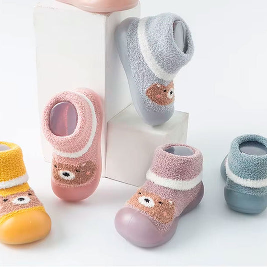 Medias tejidas de osito con suela antideslizante para bebé, zapatitos para primeros pasos, hechas en material cálido e hipoalergénico, con diseño elástico fácil de poner - Color & Life