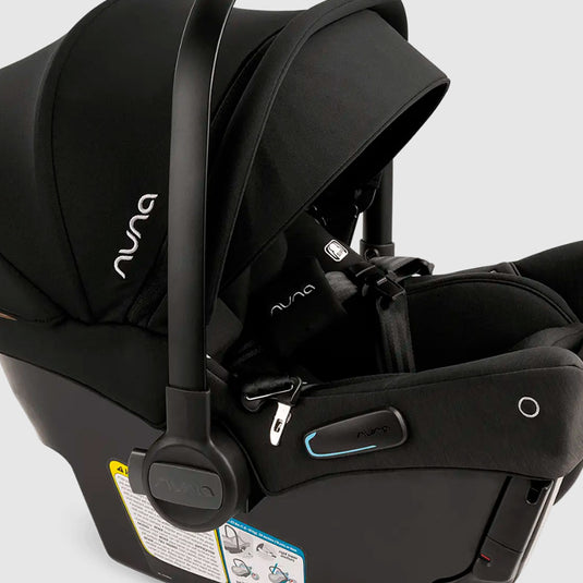 Coche paseador con portabebés "Triv Next", con espaldar reclinable, arnés de seguridad de 5 puntos, barra de empuje ajustable y detalles en cuero sintético - Nuna