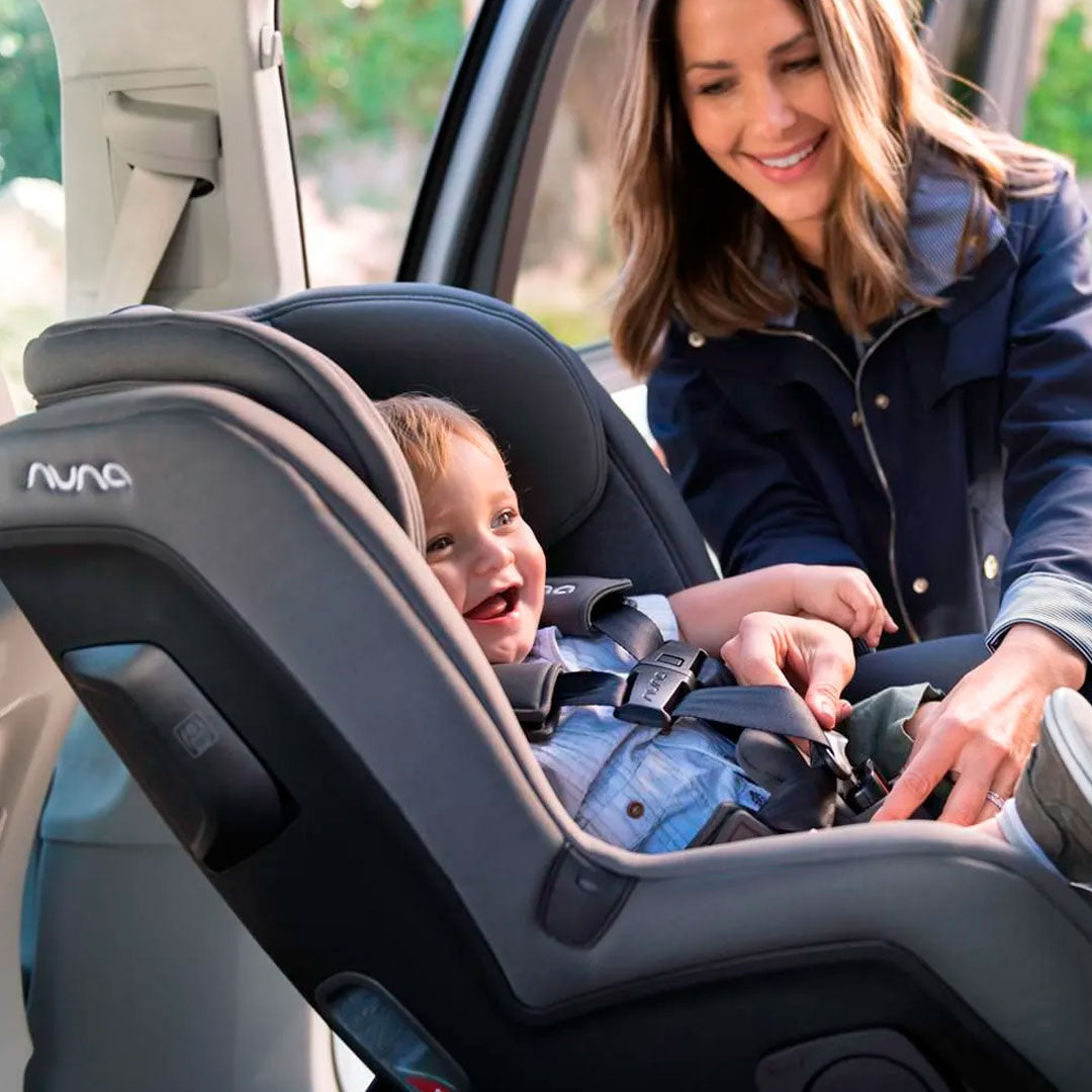 Silla de seguridad para carro RAVA, de inclinación y reposacabezas ajustables, fácil instalación, portavasos, de tela transpirable, con certificación - Nuna