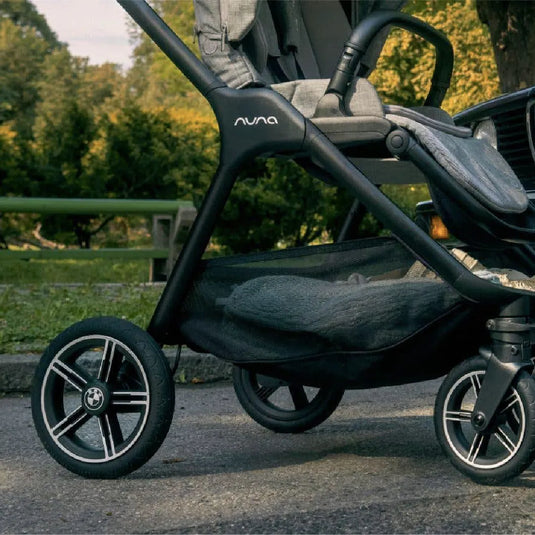 Coche paseador TRIV next BMW Collection convertible en travel system, con suspensión en todas las ruedas, asiento reversible all-season y freno de un toque - Nuna