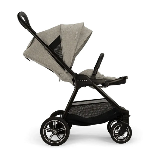 Coche paseador TRIV next BMW Collection convertible en travel system, con suspensión en todas las ruedas, asiento reversible all-season y freno de un toque - Nuna