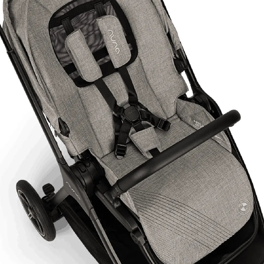 Coche paseador TRIV next BMW Collection convertible en travel system, con suspensión en todas las ruedas, asiento reversible all-season y freno de un toque - Nuna