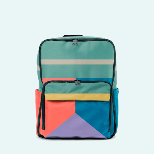 Pañalera morral multifuncional con diseños estampados, con múltiples compartimientos ideales para todo lo del bebé y espacios muy prácticos para los padres, hecha en 50% lona reciclada hecha en Colombia - ANTO