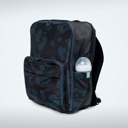 Pañalera morral multifuncional con diseños estampados, con múltiples compartimientos ideales para todo lo del bebé y espacios muy prácticos para los padres, hecha en 50% lona reciclada hecha en Colombia - ANTO