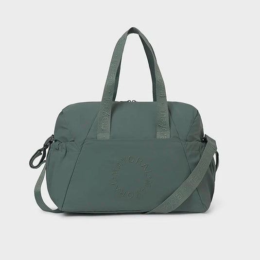 Bolso pañalera moderno con exterior de polipiel, espacioso, bolsillos en los laterales, con bolsillos interiores que permiten una mejor organización, incluye un asa larga desmontable para llevar como bandolera - Mayoral