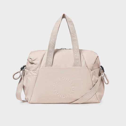 Bolso pañalera moderno con exterior de polipiel, espacioso, bolsillos en los laterales, con bolsillos interiores que permiten una mejor organización, incluye un asa larga desmontable para llevar como bandolera - Mayoral