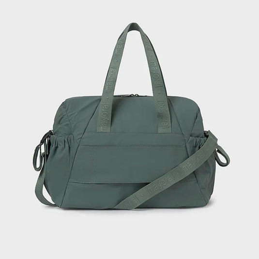 Bolso pañalera moderno con exterior de polipiel, espacioso, bolsillos en los laterales, con bolsillos interiores que permiten una mejor organización, incluye un asa larga desmontable para llevar como bandolera - Mayoral