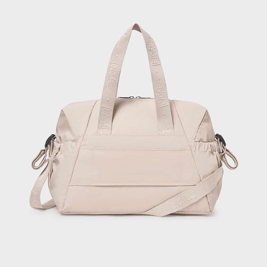 Bolso pañalera moderno con exterior de polipiel, espacioso, bolsillos en los laterales, con bolsillos interiores que permiten una mejor organización, incluye un asa larga desmontable para llevar como bandolera - Mayoral