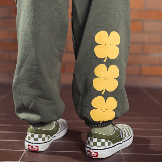 Pantalón verde militar con estampado trébol amarillo, hecho en tela de alta calidad, resístete y suave al tacto, con detalle en la parte de atrás: una hilera de tréboles amarillos - LOBSTER mini