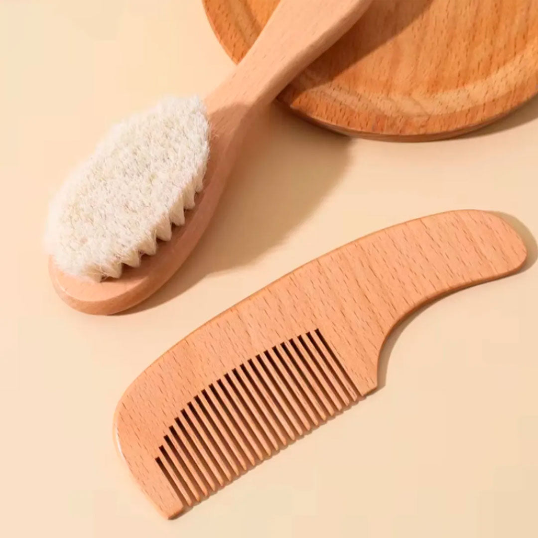 Set x2 piezas de peine y cepillo en bambú para bebé, juego para el cuidado del cabello, con mango ergonómico, hecho en madera suave - Kokibebe