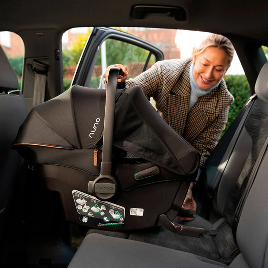 Silla para carro con sistema ISOFIX sin base PIPA™ URBN, innovadora instalación sin base, con una capota UPF 50+ integral, reposacabezas y funda, compatible con todos los coches de Nuna, homologada TUV para viajar en avión usando el cinturón - Nuna