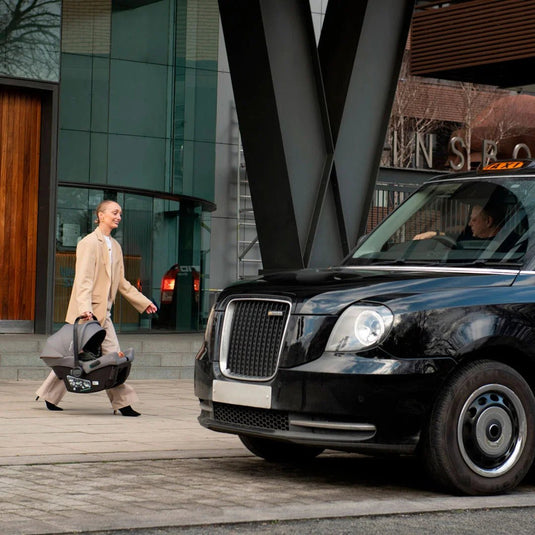 Silla para carro con sistema ISOFIX sin base PIPA™ URBN, innovadora instalación sin base, con una capota UPF 50+ integral, reposacabezas y funda, compatible con todos los coches de Nuna, homologada TUV para viajar en avión usando el cinturón - Nuna