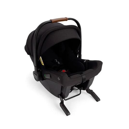 Silla para carro con sistema ISOFIX sin base PIPA™ URBN, innovadora instalación sin base, con una capota UPF 50+ integral, reposacabezas y funda, compatible con todos los coches de Nuna, homologada TUV para viajar en avión usando el cinturón - Nuna